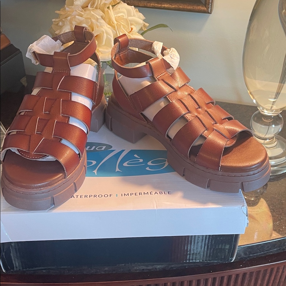 💥🆕💥AQUA COLLEGE Hannah Brown Waterproof Sandals Size 8